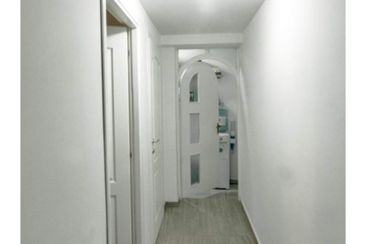 Unirii Calea Calarasilor-Hala Traian  vila p+1  etajul 1 apt.2 cam 32 mp pt.activitati firme chiria 260 Euro