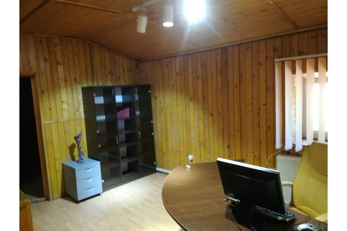 Unirii Calea Calarasilor-Hala Traian  vila p+1  etajul 1 apt.2 cam 32 mp pt.activitati firme chiria 260 Euro