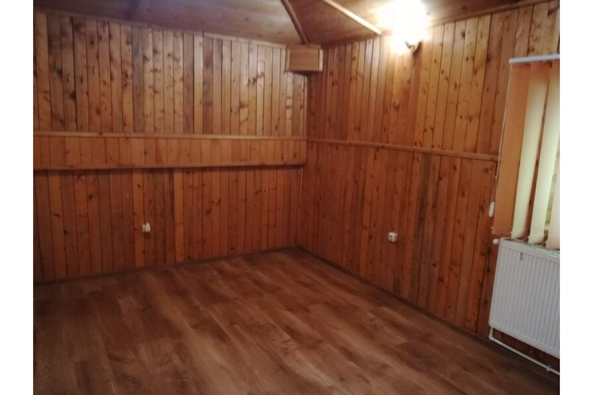 Unirii Calea Calarasilor-Hala Traian  vila p+1  etajul 1 apt.2 cam 32 mp pt.activitati firme chiria 260 Euro