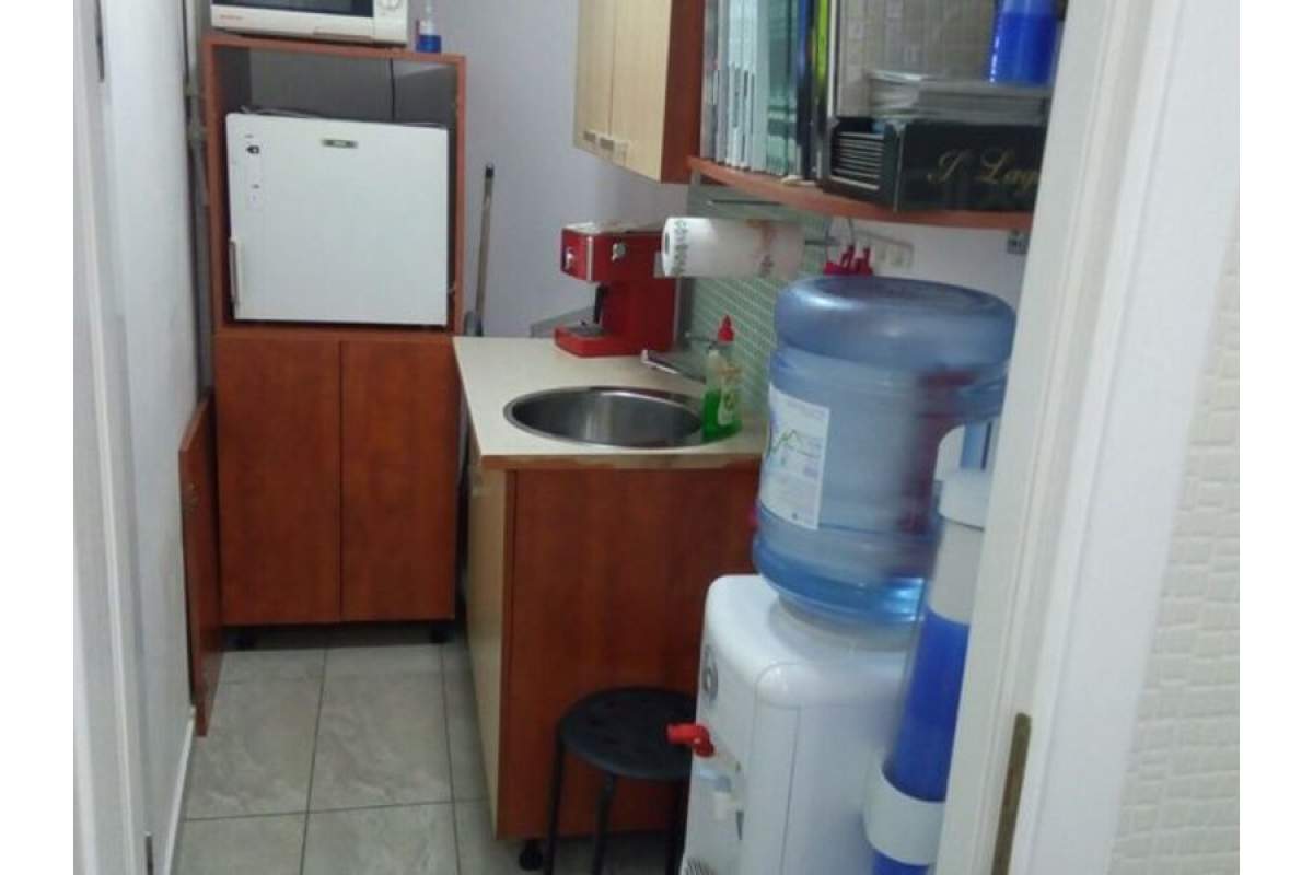 Unirii Calea Calarasilor-Hala Traian  vila p+1  etajul 1 apt.2 cam 32 mp pt.activitati firme chiria 260 Euro