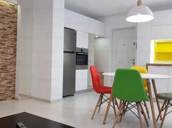  Inchiriez apartament 2 camere, Ultracentral, deasupra Tarom superlux + garaj !