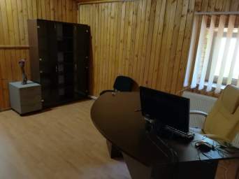 Unirii Calea Calarasilor-Hala Traian  vila p+1  etajul 1 apt.2 cam 32 mp pt.activitati firme chiria 260 Euro